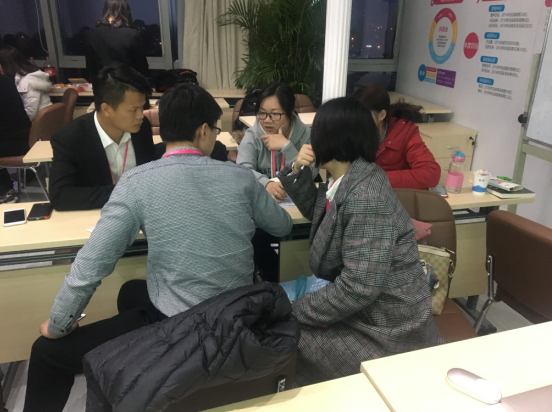 培訓中愛親市場部人員進行分組討論（二）