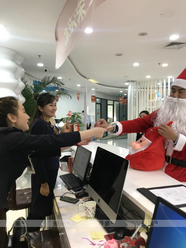 員工關(guān)懷 我們是認(rèn)真的——愛(ài)親舉行圣誕節(jié)關(guān)愛(ài)員工活動(dòng)