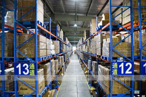 愛親母嬰華北物流中心內(nèi)景